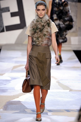 Ấm áp với áo lông Fendi - 11 Ấm áp với áo lông Fendi - 11