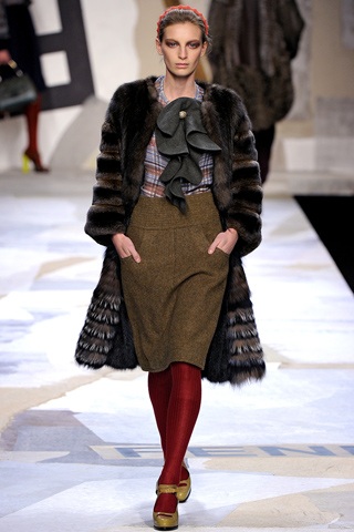 Ấm áp với áo lông Fendi - 13 Ấm áp với áo lông Fendi - 13
