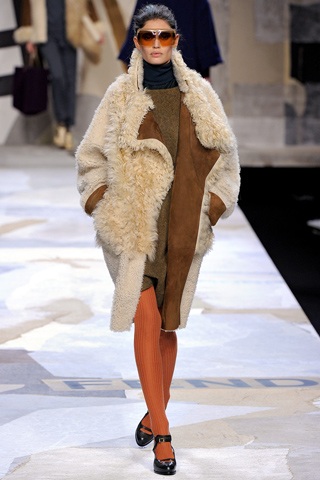 Ấm áp với áo lông Fendi - 17 Ấm áp với áo lông Fendi - 17