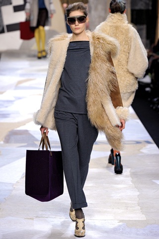 Ấm áp với áo lông Fendi - 18 Ấm áp với áo lông Fendi - 18