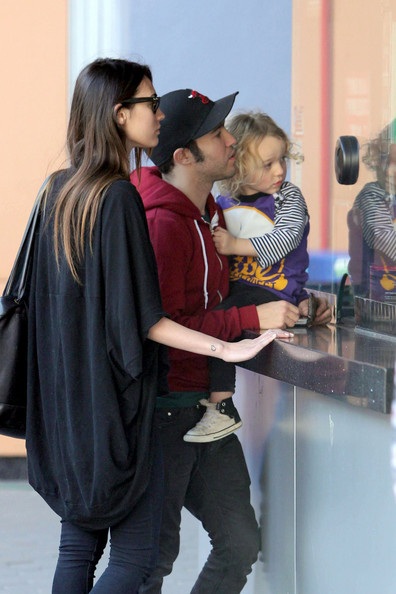 Vòng quanh thế giới giải trí ngày 11/12 - 7