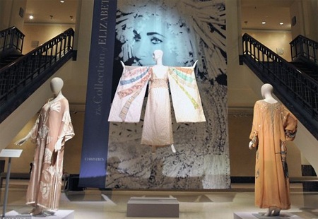 Nữ trang của Elizabeth Taylor bán giá “ngất ngưởng” - 5 Nữ trang của Elizabeth Taylor bán giá “ngất ngưởng” - 5