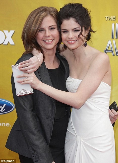 Mẹ Selena Gomez bị sảy thai - 1