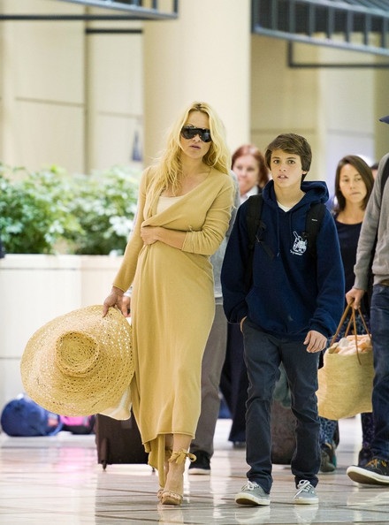 Vòng quanh thế giới giải trí ngày 25/12 - 6