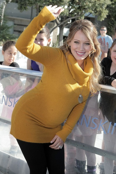 Hilary Duff vẽ lên bụng bầu - 2 Hilary Duff vẽ lên bụng bầu - 2