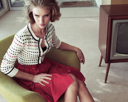 Rosie Huntington-Whiteley khoe vẻ kiêu sa, quyến rũ - 5 Rosie Huntington-Whiteley khoe vẻ kiêu sa, quyến rũ - 5