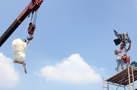 Xuân Lan “đua” bay lên không trung cùng thí sinh  - 1