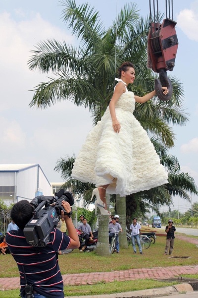 Xuân Lan “đua” bay lên không trung cùng thí sinh  - 3