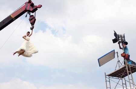 Xuân Lan “đua” bay lên không trung cùng thí sinh  - 4