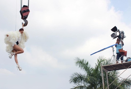 Xuân Lan “đua” bay lên không trung cùng thí sinh  - 5