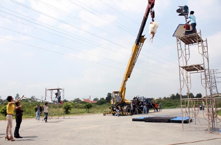 Xuân Lan “đua” bay lên không trung cùng thí sinh  - 6