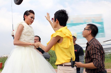 Xuân Lan “đua” bay lên không trung cùng thí sinh  - 8