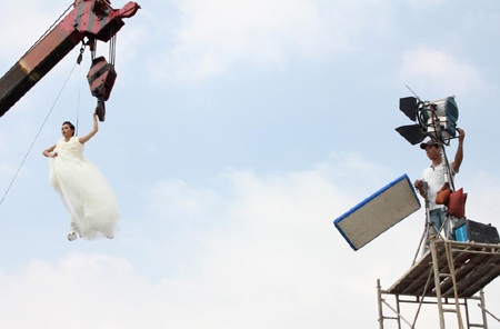 Xuân Lan “đua” bay lên không trung cùng thí sinh  - 9