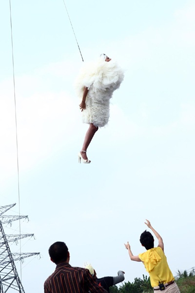 Xuân Lan “đua” bay lên không trung cùng thí sinh  - 10