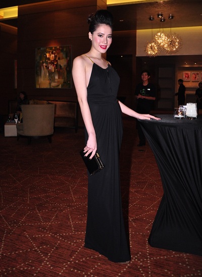 Chung Thục Quyên khoe trọn lưng trần - 2