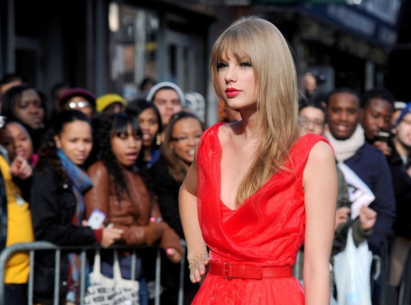 Công chúa nhạc đồng quê Taylor Swift khoe tóc mới - 3 Công chúa nhạc đồng quê Taylor Swift khoe tóc mới - 3