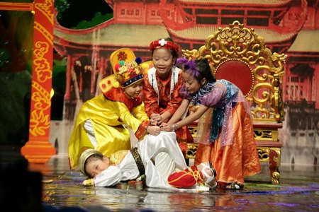 Show diễn của 3 cô công chúa búp bê vịt bầu - 3 Show diễn của 3 cô công chúa búp bê vịt bầu - 3