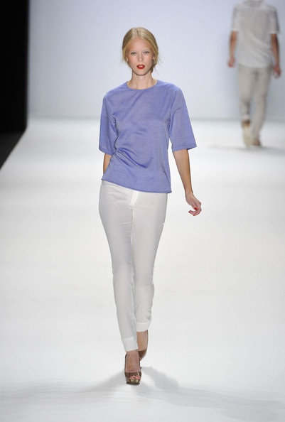 Ngỡ ngàng nét đẹp mẫu váy, áo của nhà thiết kế gốc Việt - 2 Ngỡ ngàng nét đẹp mẫu váy, áo của nhà thiết kế gốc Việt - 2