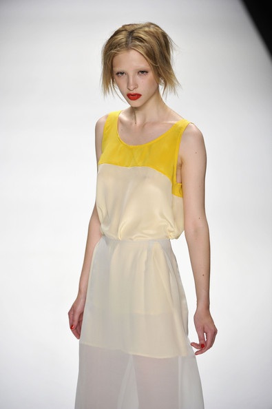 Ngỡ ngàng nét đẹp mẫu váy, áo của nhà thiết kế gốc Việt - 3 Ngỡ ngàng nét đẹp mẫu váy, áo của nhà thiết kế gốc Việt - 3