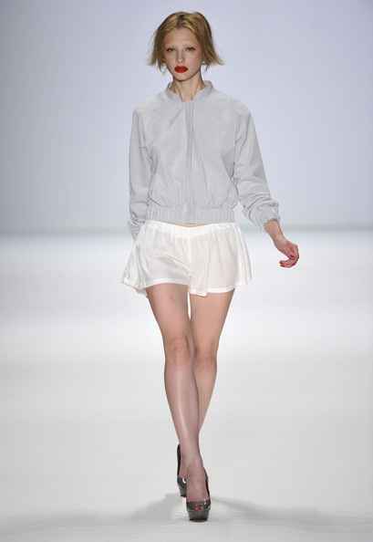 Ngỡ ngàng nét đẹp mẫu váy, áo của nhà thiết kế gốc Việt - 5 Ngỡ ngàng nét đẹp mẫu váy, áo của nhà thiết kế gốc Việt - 5