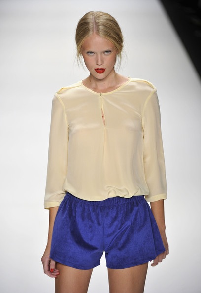 Ngỡ ngàng nét đẹp mẫu váy, áo của nhà thiết kế gốc Việt - 12 Ngỡ ngàng nét đẹp mẫu váy, áo của nhà thiết kế gốc Việt - 12