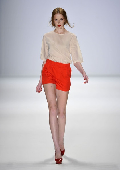 Ngỡ ngàng nét đẹp mẫu váy, áo của nhà thiết kế gốc Việt - 13 Ngỡ ngàng nét đẹp mẫu váy, áo của nhà thiết kế gốc Việt - 13