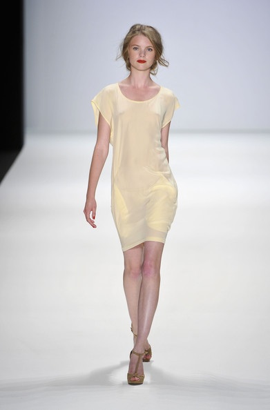 Ngỡ ngàng nét đẹp mẫu váy, áo của nhà thiết kế gốc Việt - 14 Ngỡ ngàng nét đẹp mẫu váy, áo của nhà thiết kế gốc Việt - 14