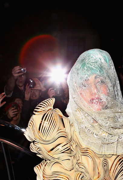 Lady Gaga gây ngạc nhiên với hình ảnh thanh lịch - 14