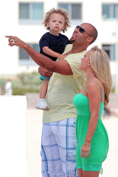 Vợ chồng người mẫu Playboy tình tứ trên biển - 2