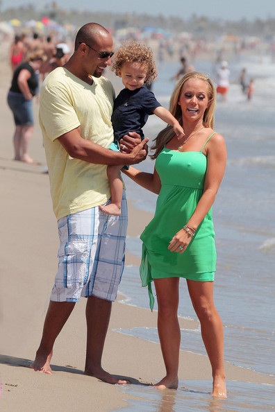 Vợ chồng người mẫu Playboy tình tứ trên biển - 6