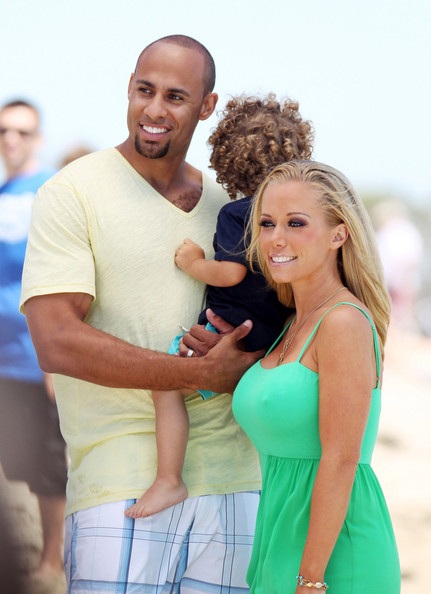 Vợ chồng người mẫu Playboy tình tứ trên biển - 7