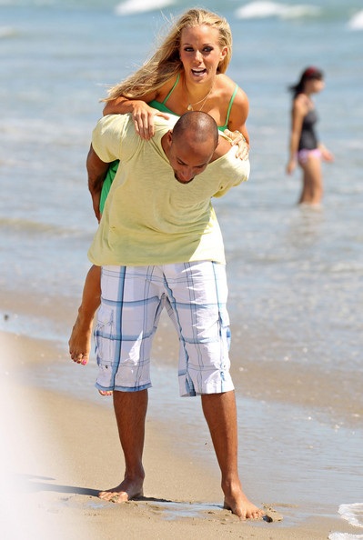 Vợ chồng người mẫu Playboy tình tứ trên biển - 18