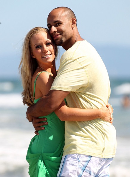 Vợ chồng người mẫu Playboy tình tứ trên biển - 23