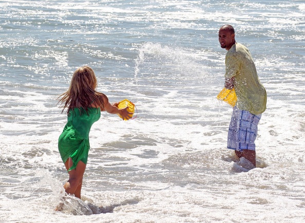 Vợ chồng người mẫu Playboy tình tứ trên biển - 5