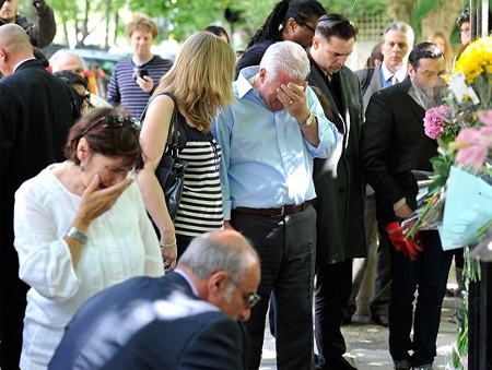 Bố mẹ Amy Winehouse khóc lặng trước nhà con gái - 2