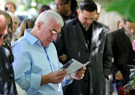 Bố mẹ Amy Winehouse khóc lặng trước nhà con gái - 3