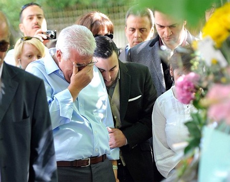 Bố mẹ Amy Winehouse khóc lặng trước nhà con gái - 4