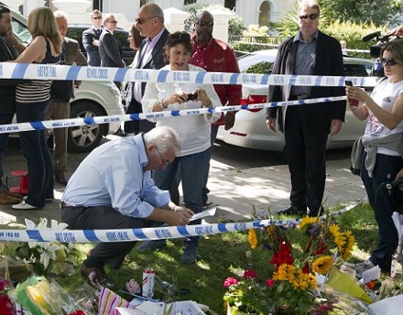 Bố mẹ Amy Winehouse khóc lặng trước nhà con gái - 6