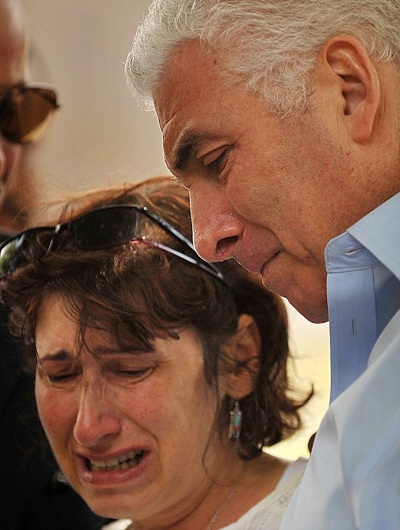 Bố mẹ Amy Winehouse khóc lặng trước nhà con gái - 8