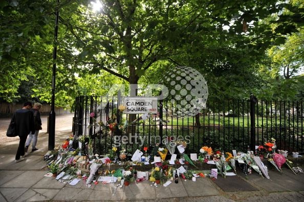 Bố mẹ Amy Winehouse khóc lặng trước nhà con gái - 10