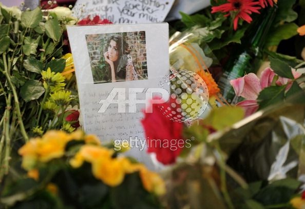 Bố mẹ Amy Winehouse khóc lặng trước nhà con gái - 11