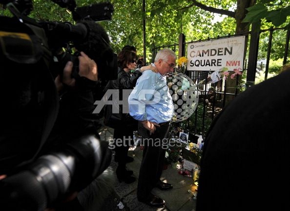 Bố mẹ Amy Winehouse khóc lặng trước nhà con gái - 12