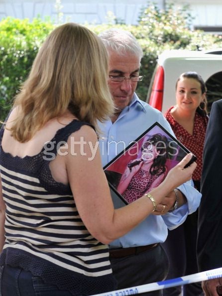 Bố mẹ Amy Winehouse khóc lặng trước nhà con gái - 17