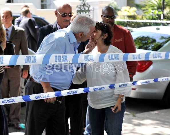 Bố mẹ Amy Winehouse khóc lặng trước nhà con gái - 18