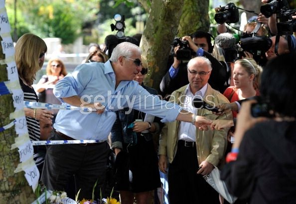 Bố mẹ Amy Winehouse khóc lặng trước nhà con gái - 19