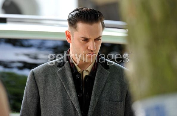 Bố mẹ Amy Winehouse khóc lặng trước nhà con gái - 20