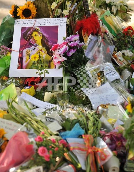 Bố mẹ Amy Winehouse khóc lặng trước nhà con gái - 22