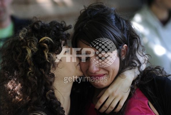 Bố mẹ Amy Winehouse khóc lặng trước nhà con gái - 23