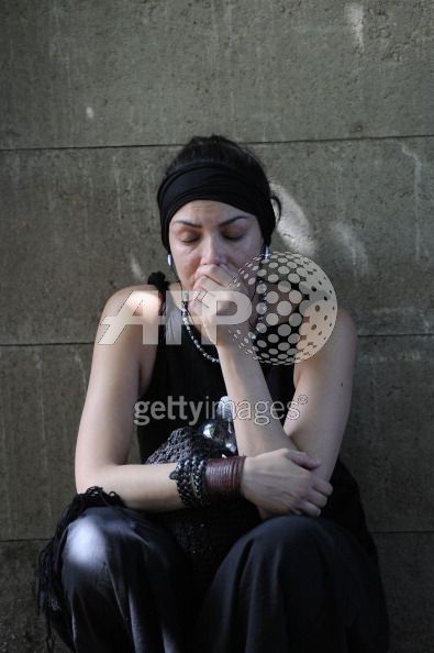 Bố mẹ Amy Winehouse khóc lặng trước nhà con gái - 24