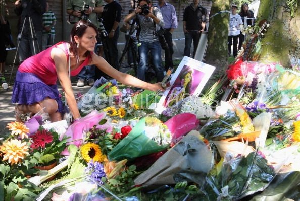 Bố mẹ Amy Winehouse khóc lặng trước nhà con gái - 25